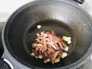 9、牛肉丝炒芹菜,放入牛肉丝翻炒；