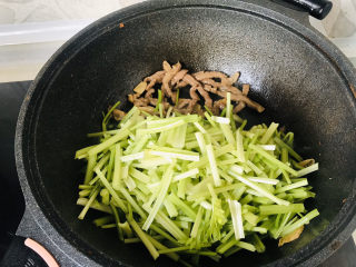 10、牛肉丝炒芹菜,牛肉丝变色后，放入芹菜段；