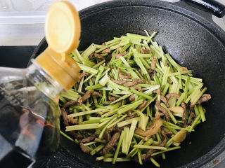 11、牛肉丝炒芹菜,倒入适量生抽；