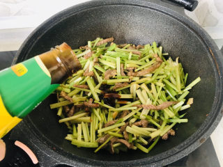 12、牛肉丝炒芹菜,加适量蚝油；