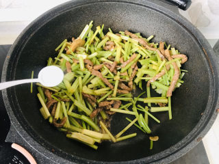 13、牛肉丝炒芹菜,加适量的盐调味；