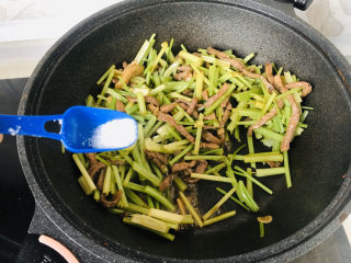 14、牛肉丝炒芹菜,加白糖提鲜翻炒1分钟；