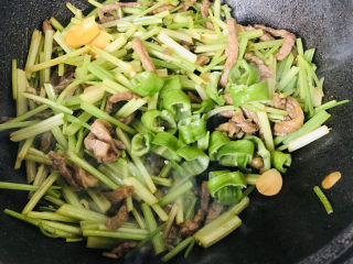 15、牛肉丝炒芹菜,加入青椒再炒1分钟；
