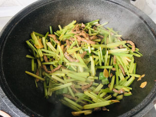 16、牛肉丝炒芹菜,就这么简单，准备出锅；