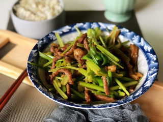 17、牛肉丝炒芹菜,牛肉丝炒芹菜，倍儿香！
