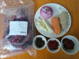 1、鲜香麻辣章鱼足,准备好食材。