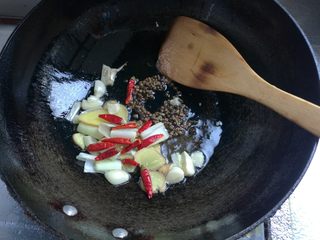 6、鲜香麻辣章鱼足,锅坐火上，热锅凉油，下姜片，葱段，蒜瓣炒香，下入干辣椒、麻椒煸炒出香味。