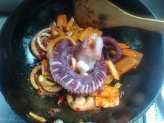 9、鲜香麻辣章鱼足,放进章鱼足，翻炒几下。