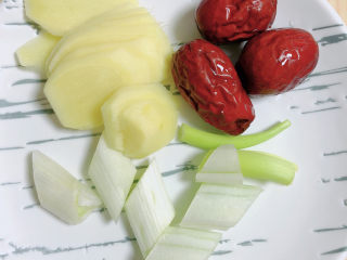 6、板栗烧鸡翅,葱姜切好待用。