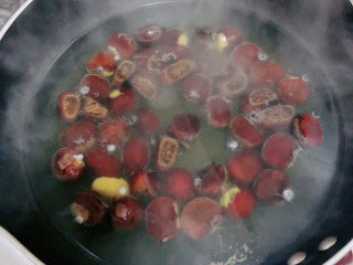 13、板栗烧鸡翅,锅中烧开水，将生板栗放入锅中，煮2-3分钟。捞出来洗净。