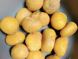 15、板栗烧鸡翅,将板栗外皮剥掉，洗干净待用。