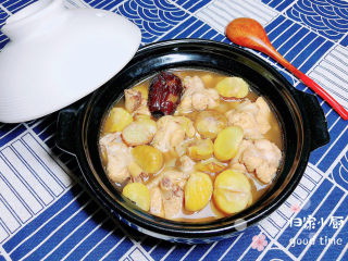 19、板栗烧鸡翅,一锅微甜、带着板栗香气的鸡翅就上桌了。