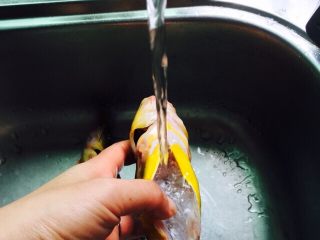 2、黄刺鱼炖豆腐,将黄刺鱼清洗干净