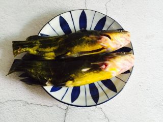 3、黄刺鱼炖豆腐,沥干水分装盘