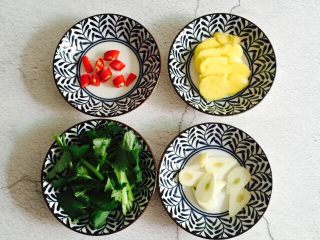 5、黄刺鱼炖豆腐,姜洗净切片，蒜瓣切片，小米辣切圈，香菜洗净切小段