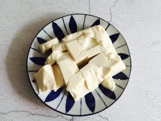 6、黄刺鱼炖豆腐,内酯豆腐清洗一下切块