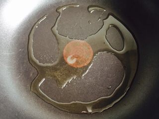 7、黄刺鱼炖豆腐,锅中倒入花生油加热至六成热