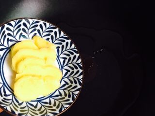 8、黄刺鱼炖豆腐,放入姜片小火煸香