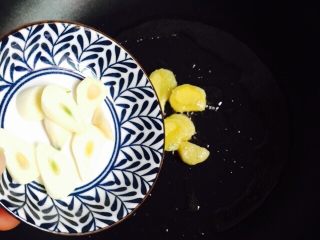 9、黄刺鱼炖豆腐,放入蒜片