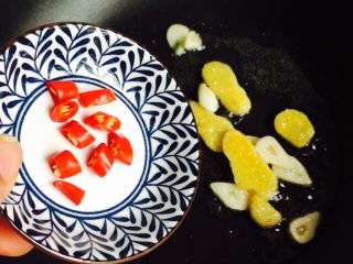 10、黄刺鱼炖豆腐,放入小米辣煸出香味