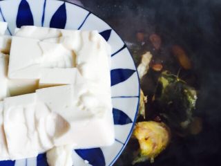 17、黄刺鱼炖豆腐,放入豆腐