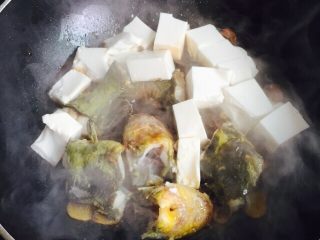 18、黄刺鱼炖豆腐,大火煮两分钟