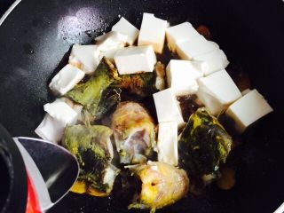 19、黄刺鱼炖豆腐,加入足够的热水