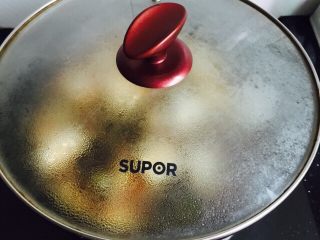 21、黄刺鱼炖豆腐,盖上锅盖大火焖煮两分钟转中小火焖煮十五分钟左右