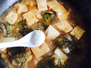 22、黄刺鱼炖豆腐,待煮熟后关火加1/2小茶匙味精