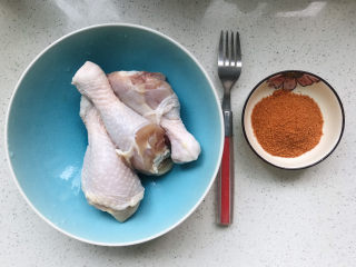 1、新奥尔良烤鸡腿,3个鸡腿，一碟新奥尔良粉，开始吧！