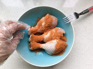 5、新奥尔良烤鸡腿,戴上一次性手套，给鸡腿按摩；