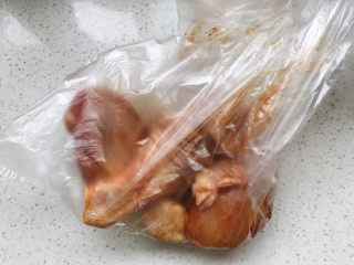 7、新奥尔良烤鸡腿,把鸡腿装进食品袋；
