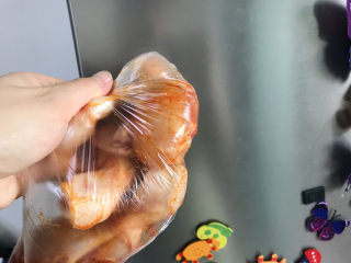 8、新奥尔良烤鸡腿,放进冰箱冷藏室，腌制半小时以上，时间越长越好，我放了6个小时；