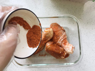 9、新奥尔良烤鸡腿,把鸡腿从冰箱取出后，放入耐高温玻璃器皿中，再撒一些新奥尔良粉抹匀；