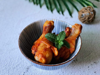 14、新奥尔良烤鸡腿,这三个鸡腿瞬间被我们秒完，外焦里嫩，汁水丰富，相当入味，甭提有多好吃。