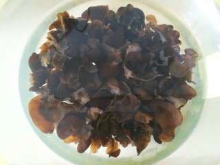 1、木耳炒肉片,木耳提前泡发洗净