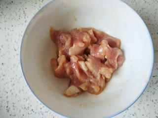 3、木耳炒肉片,加入一勺生抽一勺料酒适量淀粉搅拌均匀