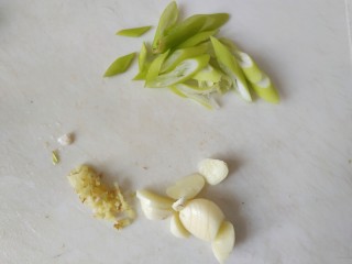 5、木耳炒肉片,葱蒜切片，姜切碎