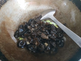 9、木耳炒肉片,放入木耳翻炒