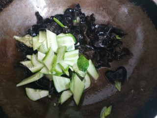 10、木耳炒肉片,加入黄瓜翻炒