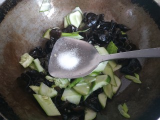 11、木耳炒肉片,加入适量盐翻炒