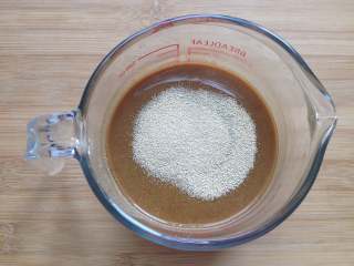 2、红糖馒头,待红糖水的温度降至38度时（也就是与体温差不多），倒入酵母