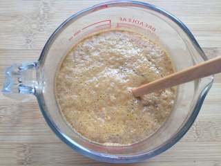 3、红糖馒头,酵母化开后搅拌均匀