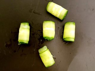 3、减肥菜品  老醋蛰头,把瓜片卷起来