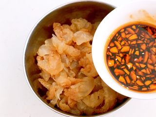 15、减肥菜品  老醋蛰头,把碗汁倒入蛰头里调匀