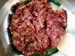 3、茴香饺子，最美的遇见,肉剁碎。