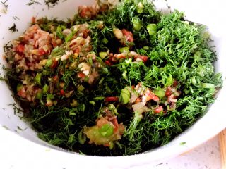 5、茴香饺子，最美的遇见,加入茴香细、胡萝卜碎、香菇碎、香油。