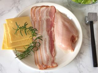 1、培根奶酪鸡肉卷,准备食材，在阳台上摘一支自己种的迷迭香。