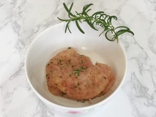 4、培根奶酪鸡肉卷, 再混合上切碎的迷迭香。