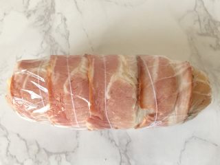 8、培根奶酪鸡肉卷,扎上棉线固定，用保鲜膜包好放入冷藏腌制1、2小时。